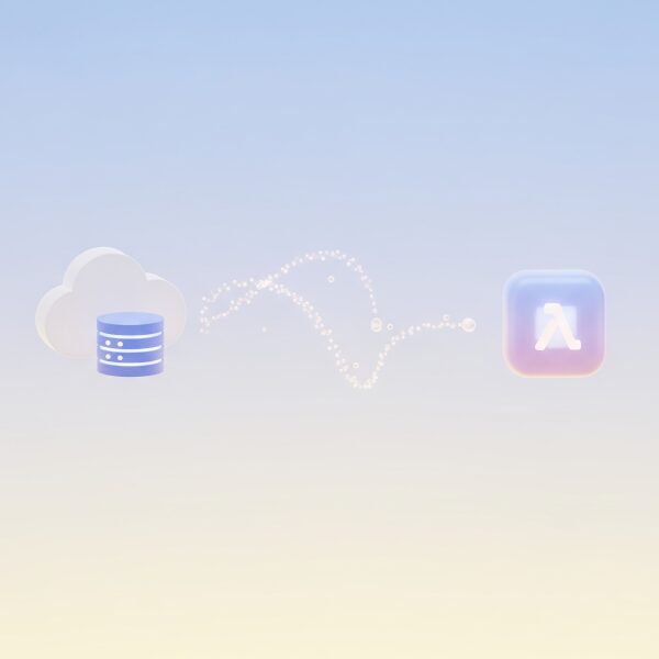 パステルグラデーションのミニマルな3Dレンダリングで、クラウドサービス(データベース)からのイベントがサーバーレス関数(Lambda)をトリガーし、データ処理が実行される様子を示す抽象的な図。
