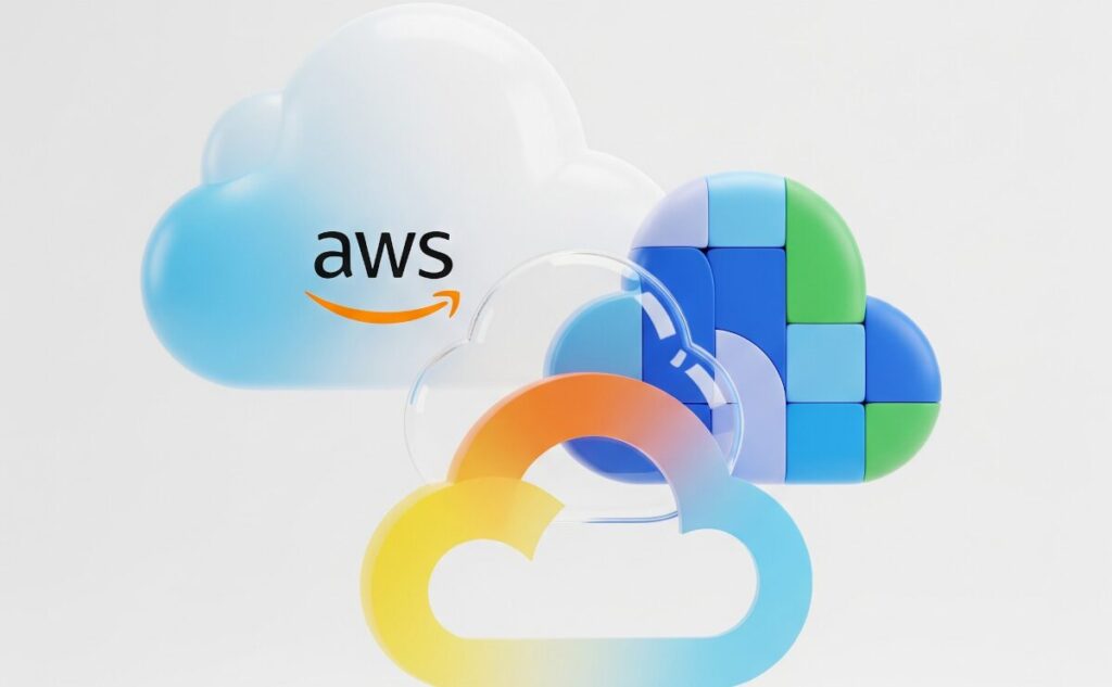 3つの異なるクラウドプラットフォーム(AWS、Azure、Google Cloud)が抽象的に融合または相互作用している様子を、パステルグラデーションの色調で表現した、クリーンでモダンなミニマルな3Dレンダリング画像。クラウドの選定と統合を象徴しています。